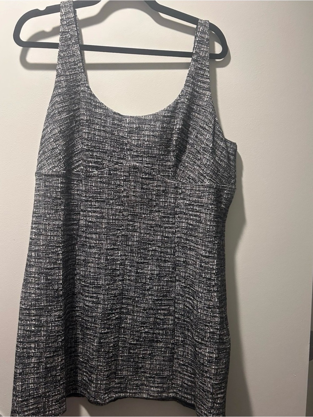 EXPRESS Sleeveless Textured Knit Shift Dress - Black & White